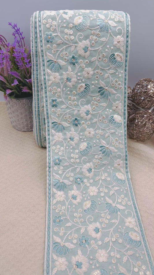 Galon Large Brodé Turquoise Clair et Blanc – Fleurs Délicates 14 cm
