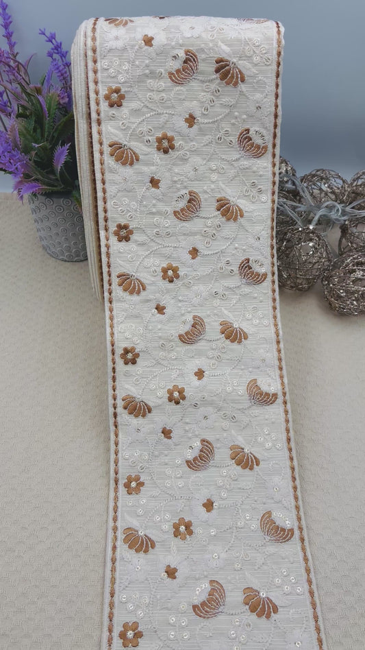 Galon Large Brodé Écru et Caramel – Fleurs et Volutes