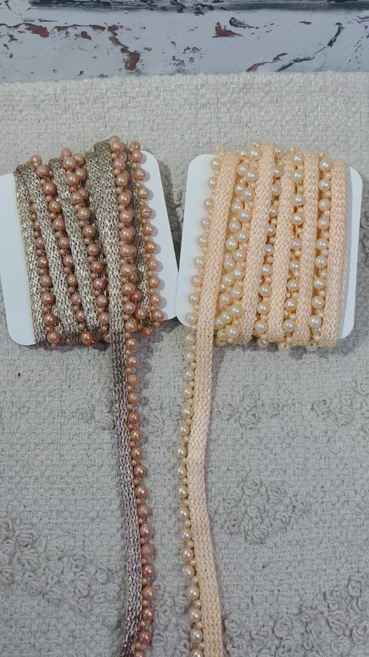 Galon tissé à perles nacrées. 2 coloris.