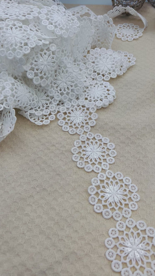 Galon Brodé Blanc – Ronds de Fleurs en Dentelle Fine
