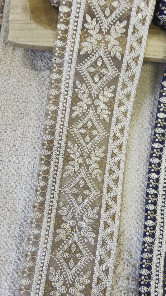 Galon délicatement brodé de fils blanc et dorés avec mini sequins dorés. Différents coloris.