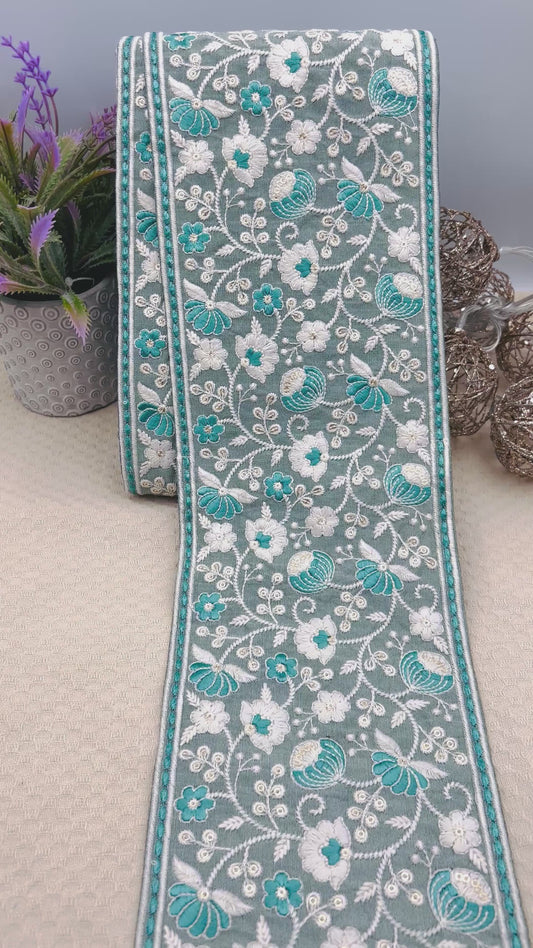 Galon Large Brodé Bleu Gris et Turquoise – Fleurs et Volutes
