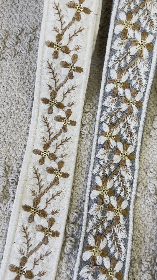 Galon broderie blanche et fils dorés avec mini sequins dorés. Différents coloris.