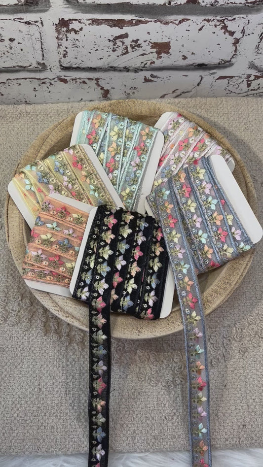 Galon brodé fleuri couleurs pastels effet satiné avec mini sequins. 8 coloris.
