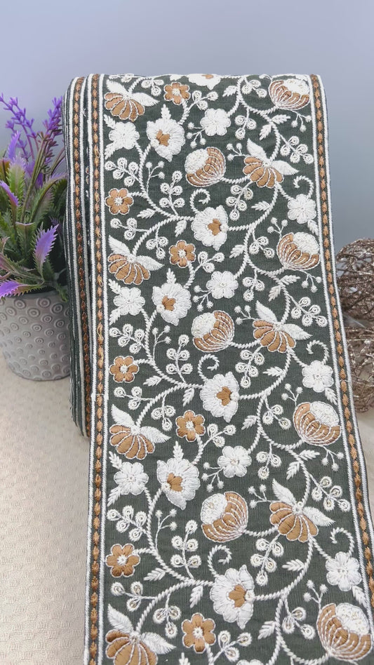 Galon Large Brodé Gris Anthracite, Blanc et Caramel – Fleurs et Volutes