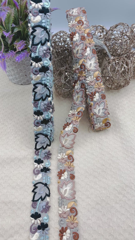 Galon fin Brodé Fleurs en Relief – Bleu Gris ou Beige