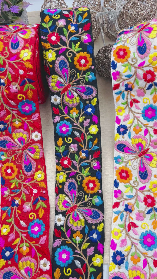 Galon Large Brodé Papillons et Fleurs – Fond Rouge, Noir ou Blanc