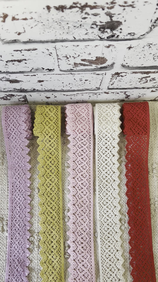 Galon de dentelle de coton crochet largeur moyenne. Différents coloris.