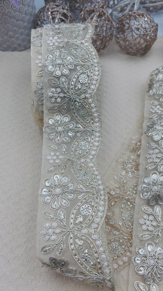 Galon Oriental Brodé Doré – Motifs Floraux Élégants